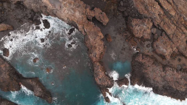 Tenerife adasının doğal havuzları gizli bir yerdir. Havadan görünüm. Donmuş lav ve turkuaz okyanus kayalıkları — Stok fotoğraf