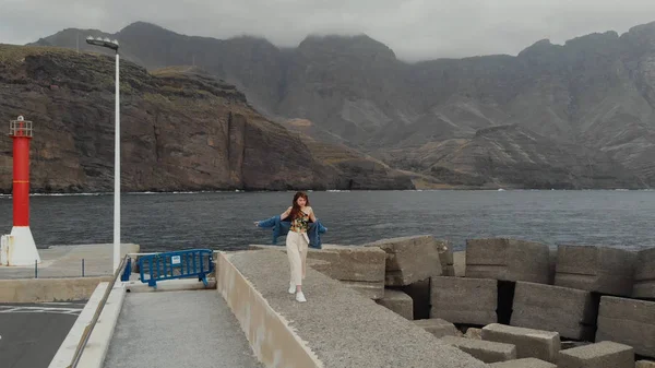 Aantrekkelijke vrouw loopt langs de Atlantische Oceaan, de kust van Gran Canaria. — Stockfoto