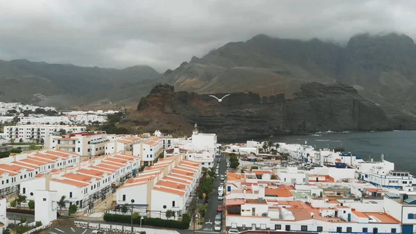 Widok z lotu ptaka Agaete, Gran Canaria, Hiszpania. Małe miasto portowe u wybrzeży Oceanu Atlantyckiego — Zdjęcie stockowe