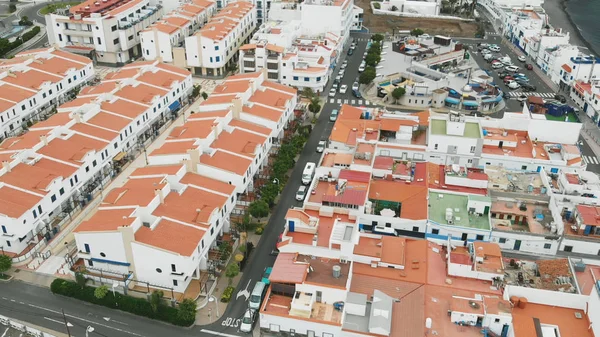 Luftaufnahme. Ziegeldächer weißer Ferienhäuser vor der Atlantikküste. die küstenstadt agaete, gran canaria. — Stockfoto