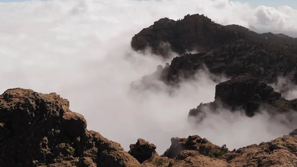 Sinematik kuşlar-göz görünümü-dağlarda kalın bulutlar, Pico de las Nieves, Gran Canaria — Stok fotoğraf