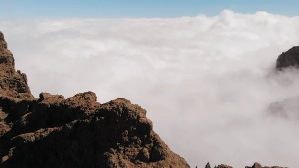 Volkanik orijinli bir kayanın altında yoğun bulutların çarpıcı havadan görünümü, Pico de las Nieves, Gran Canaria — Stok fotoğraf