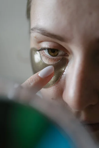 Menina bonita aplica cosméticos bio - manchas hidratantes naturais sob os olhos. Gel de elevação para cuidados com o rosto — Fotografia de Stock