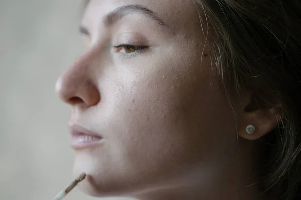 Frauenporträt beim morgendlichen Make-up. Concealer-Schmierereien auf der Gesichtshaut. Make-up Pinsel — Stockfoto