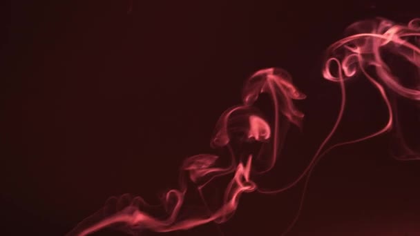 Fumaça vermelha assustadora isolada contra um fundo escuro. Nevoeiro escarlate, o mal de fumar. Abstrato borgonha vapor para horrores — Vídeo de Stock