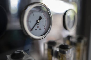 Endüstriyel ekipman - ölçüm sensörü. Baskı Testi Teknolojisi. Ok ile yuvarlak araç ölçeği