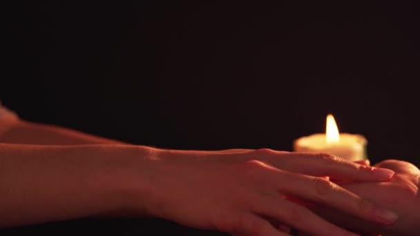 Chiromante clairvoyant tout en travaillant une femme lit une main mans sur un fond noir. Balle statique isolée — Video