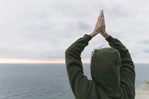 Stile di vita attivo - asana all'aperto vicino al mare — Foto Stock