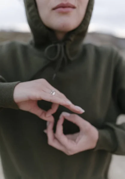 El concepto de yin y yang, armonía y desequilibrio. Manos de mujer muestran símbolos —  Fotos de Stock