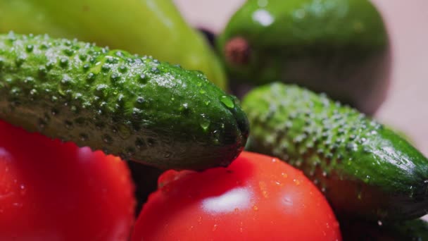 Las gotas cinematográficas caen y fluyen sobre pepinos y tomates, MACRO. Orgánicamente puro, verduras de granja primer plano — Vídeo de stock