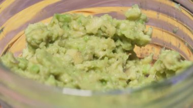 Parti atıştırmalığı, Meksika cipsi soslu Guacamole. Taze, sağlıklı, çiğ sebze tabağı yakın plan.