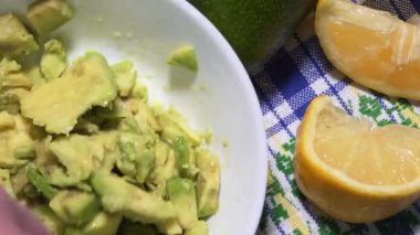 Çiğ avokadodan geleneksel guacamole sosunun hareketini durdur. Vejetaryen yemek tarifi, statik çekim, üst manzara.