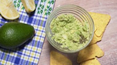 Bir partide yenmiş lezzetli guacamole sosu. Hareketi durdur. Zararlı cips ve sağlıklı avokado sosuyla atıştırmak.