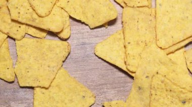 Hareketi durdurun zararlı fast food, tahtadan alınmış Meksika mısır cipsi. Lezzetli sarı cips yenir.