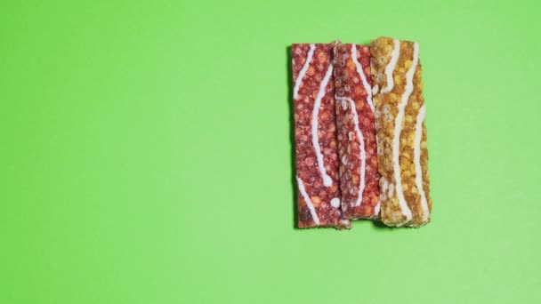 Move in place of different protein bars on a green background of chromakey. Snack on a diet with the content of jelly and vitamins — Stockvideo