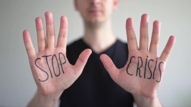 Inscription on hands - STOP Krize. Nezaměstnanost a chudoba během pandemie koronaviru a problémů životního prostředí. Protest proti znečištění a změně klimatu — Stock video