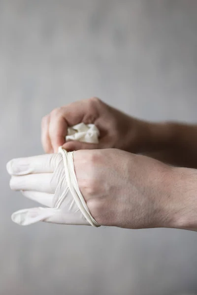Вирусолог снимает защитные перчатки с рук. Защитная мера против коронавируса. Концепция здоровья и медицины, крупный план — стоковое фото