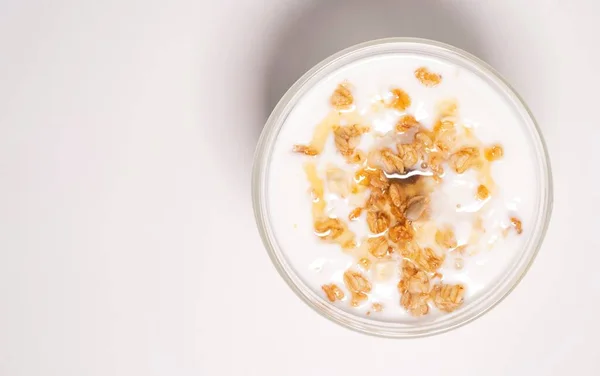 Joghurt mit Müsli aus nächster Nähe. Die Hauptbestandteile eines leckeren und gesunden Frühstücks. Saubere Lebensmittel, das Konzept der gesunden Ernährung — Stockfoto