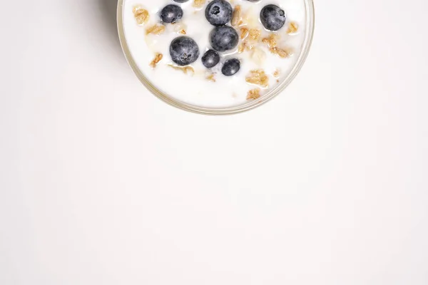 Natürliches Bio-Frühstück - griechischer Joghurt mit Müsli und Beeren. Kopierraum für Ihren Text — Stockfoto