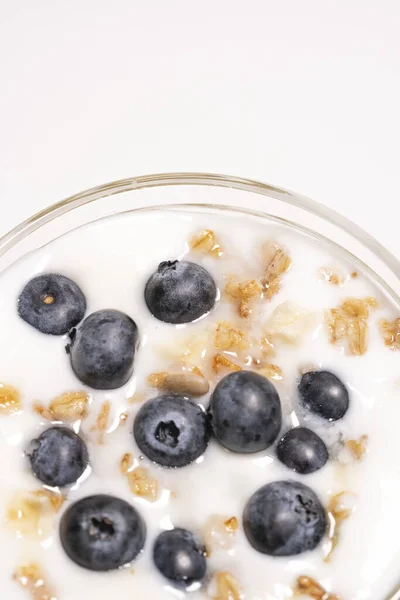 Gesundes Dessert mit Joghurt, Müsli und Blaubeeren auf weißem Hintergrund, isolierter Makroaufnahme — Stockfoto