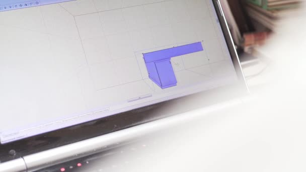 Ein Desktop-Bildschirm hinter dem Rücken der Architekten. Zeichnen einer Küche in einem Designprogramm — Stockvideo