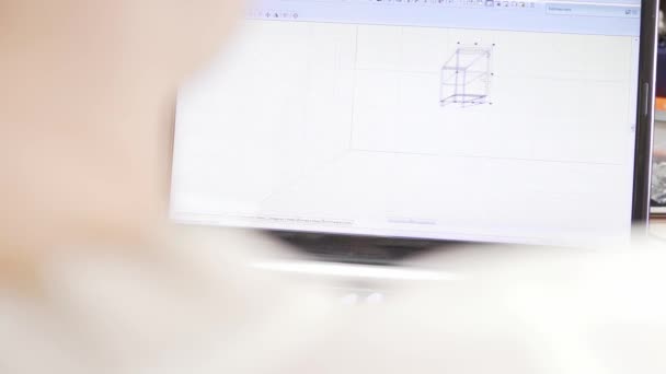 O designer projeta em um estúdio de arquitetura, um close-up da tela do computador por trás das costas humanas. Engenheiro na construção moderna — Vídeo de Stock
