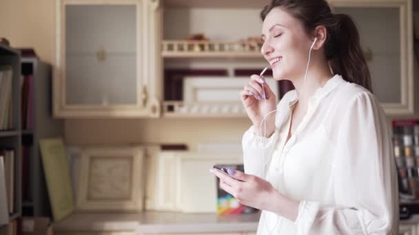 Šťastný prodejce mluví do telefonu prostřednictvím sluchátek a prodává zboží na dálku. Podnikatelka profesionálně radí kupujícímu po telefonu — Stock video
