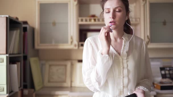 Ofisteki bir kadınla telefonda ciddi bir konuşma. Çalışırken küçük bir işletme sahibinin portresi — Stok video