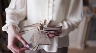 Satıcı mobilya mağazasında mobilya örnekleri gösteriyor. Mutfağı küçük numunelerle satarak, alıcı seçer ve karşılaştırır.