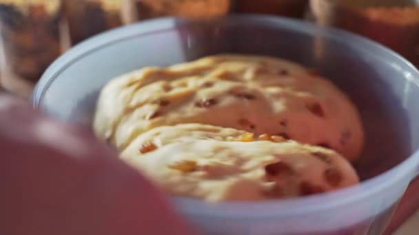 Afgewerkt deeg in een kom in een bakkerij. Koken op het recept van zoete cake — Stockvideo