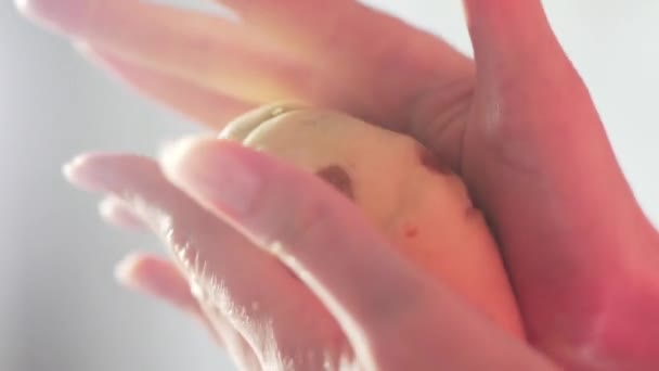 Le cuisinier pétrit la pâte dans ses mains gros plan, une belle lumière vive. Pâte crue résistante dans les mains des femmes — Video