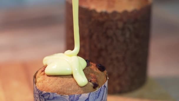 Decoração do bolo de Páscoa com esmalte amarelo. Símbolo tradicional da Páscoa — Vídeo de Stock