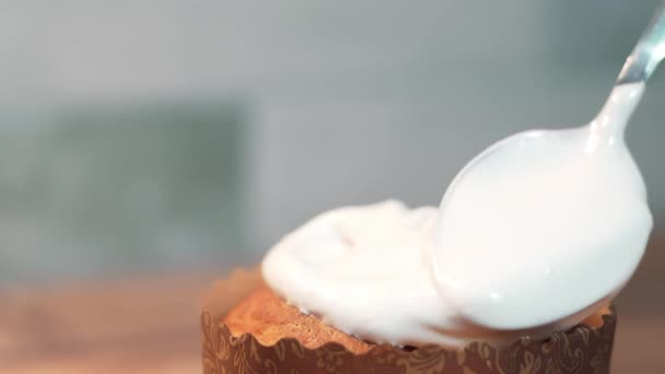 Decoración de esmalte de pastel de Pascua blanco, primer plano en la cocina, en casa. Celebrando las vacaciones de primavera de Pascua — Vídeo de stock
