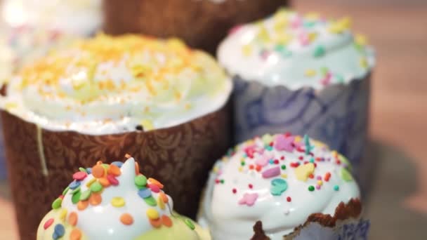 O símbolo tradicional da Páscoa é o bolo de Páscoa decorado. Pão assado doce em forma de papel — Vídeo de Stock