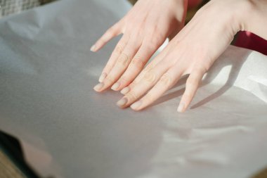 Fırıncı pastayı yapmadan önce fırın kağıdını siyah bir rostoya koyar. Boş fırın, Coronavirus sırasında kendi kendini izole etme hobisi.