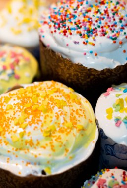 Paskalya 'nın geleneksel sembolü süslü Paskalya pastasıdır. Kağıt şeklinde tatlı ev ekmeği.