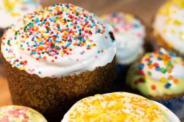 Güzel Paskalya pastaları, yukarıdan manzara. Paskalyanın tatlı sembolü