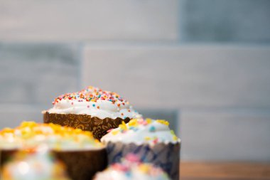 Paskalya pastasının dekorasyonu, yakın plan. Renkli yenilebilir süslemeler serpin Paskalya 'nın geleneksel sembolü