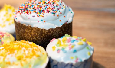 Beyaz jöleli ve renkli şekerlerle süslenmiş güzel Paskalya pastaları.