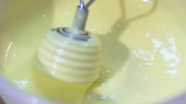 Yakın plan tatlı hazırlıyorum. Turtayı süslemek için şeker parlatıcısı