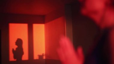 Yoga yapan bir spor kadınının gölgesi. Asana yeni başlayanlar için poz, gün batımında ruhani uygulama