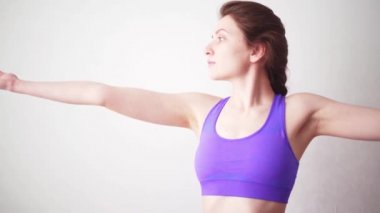 Genç dişi yogi poz vermeye odaklanmış. Asana çalarken eline bakıyorum. Evde tek başına.