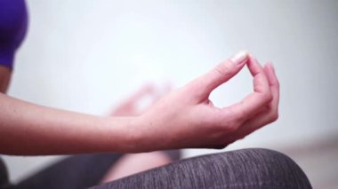 Yoga asanas nilüfer pozisyonunda Zen elleri. Jnana Mudra sembolü
