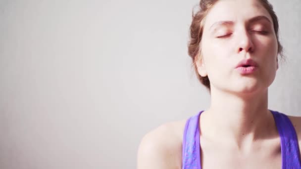 A woman performs breathing exercises during a fitness break. Cleansing the mind and meditation for a healthy mind and body — Stock Video