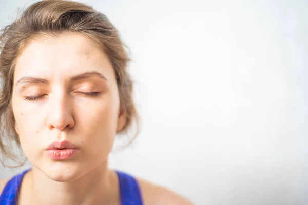 Bir kadın fitness molası sırasında nefes egzersizleri yapıyor. Sağlıklı bir zihin ve beden için zihni ve meditasyonu temizliyorum.