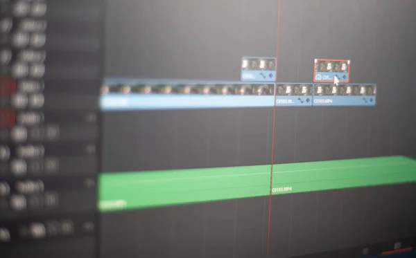 Bilgisayar ekranında video düzenleme, yakın plan. Profesyonel editör kurgu programındaki zaman çizelgesinde video parçaları ile çalışır. Filmin yapımında post-prodüksiyon