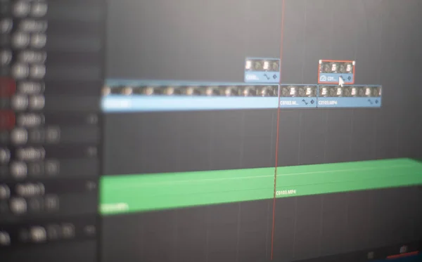 Videobearbeitung auf einem Computerbildschirm, Nahaufnahme. Der professionelle Editor arbeitet mit Videospuren auf der Zeitachse im Schnittprogramm. Postproduktion bei der Produktion des Films — Stockfoto