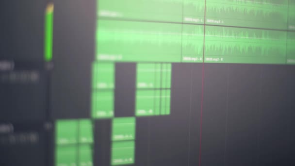 Kayıt stüdyosunda ses düzenleme, yakın çekim bir ekran. Bir bilgisayar uygulamasında müzik düzenleme, ses kontrolü ve düzeltme, iş yerinde profesyonel düzenleme — Stok video
