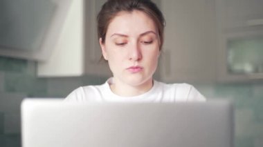 Karantinada evde çalışan bir kadın. Freelancer bu işi izole bir şekilde ev mutfağında yapıyor.