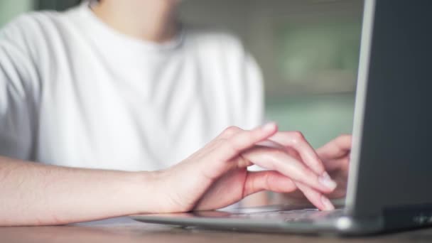 Une femme pigiste travaillant à la maison effectue la tâche de taper sur un clavier d'ordinateur portable. Femmes mains gros plan — Video